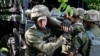 Українські військовослужбовці готують снаряди для стрільби з американської гаубиці M777 поблизу лінії фронту на Донеччині, 6 червня 2022 року