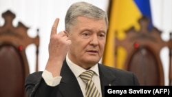 «Хтось чекав від мене критики Зеленського. Але ні, критики не буде, бо це не те, чого зараз потребує країна», – зазначив Порошенко