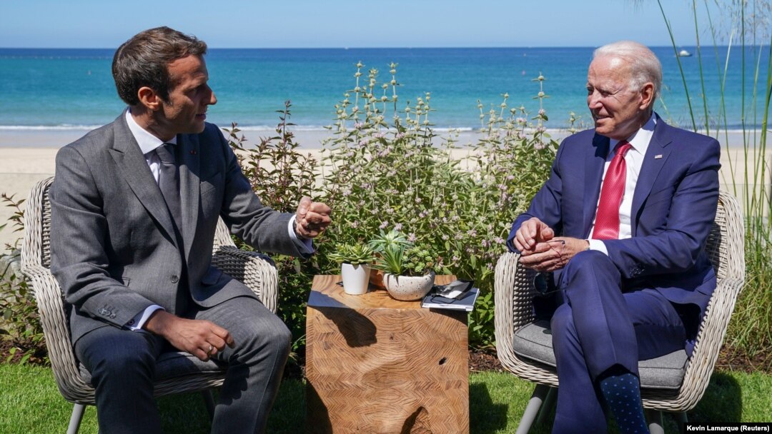 Predsjednik Francuske Emmanuel Macron i predsjednik SAD Joe Biden na sastanku na marginama G7 samita u Velikoj Britaniji, 12. 6. 2021.
