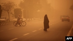 نمایی از شهر اهواز که با بحران پدیده گردوغبار، قطعی آب و برق و مخابرات روبروست.