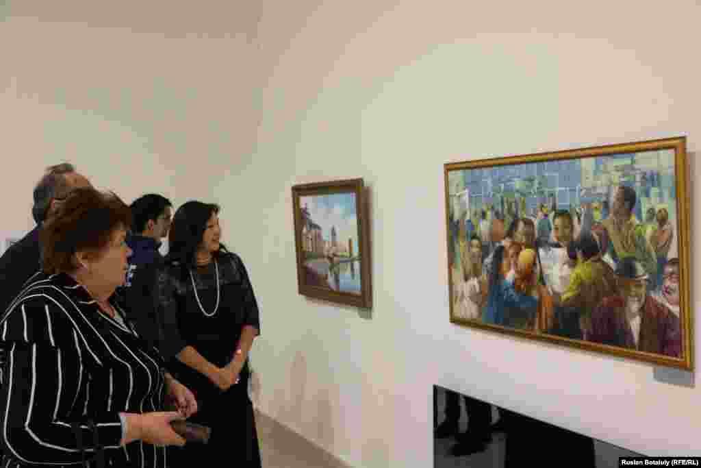 Суретші Лариса Жанпейісованың «Тәуелсіздіктің бірінші күні» картинасына қарап тұрғандар.
