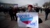 Украина -- Симферополдогу акцияда "Россия Крым!" деген жазууну кармап турган аял. 9-март, 2014.