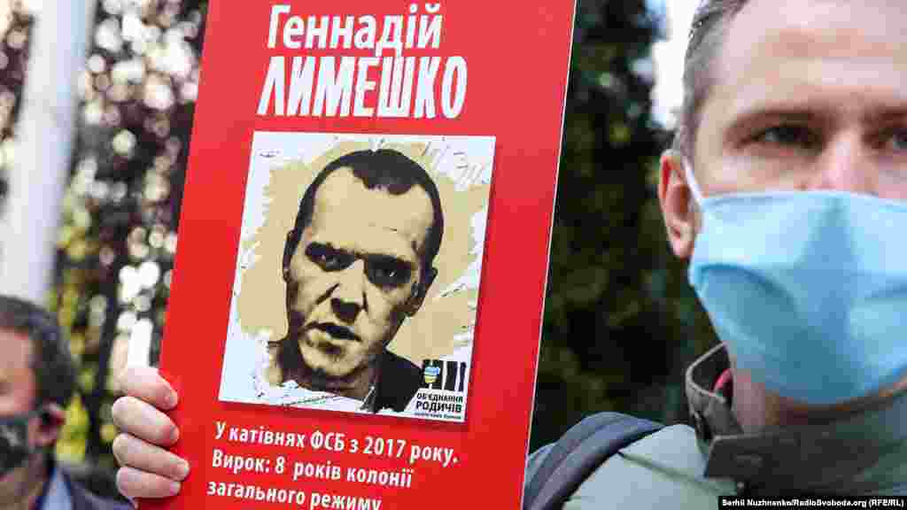 Геннадія Лимешка затримали в окупованому Криму 12 серпня 2017 року. ФСБ Росії назвала його «агентом СБУ» і звинуватила в підготовці диверсій на півострові. Служба безпеки України спростувала твердження про причетність затриманого до органів держбезпеки. Родичі Лимешка розповіли, що до арешту чоловік жив і працював у Маріуполі, перед тим з родиною мешкав у Харкові. А його дружина казала, що Геннадій поїхав до Криму на роботу: родині потрібні були гроші на лікування дочки. Підконтрольний Кремлю Судацький міський суд 10 травня визнав Геннадія Лимешка винним і засудив до 8 років позбавлення волі за звинуваченням у «незаконному придбанні, зберіганні й носінні вибухових речовин» 
