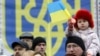 Дівчинка на плечах у батька під час мітингу в Києві