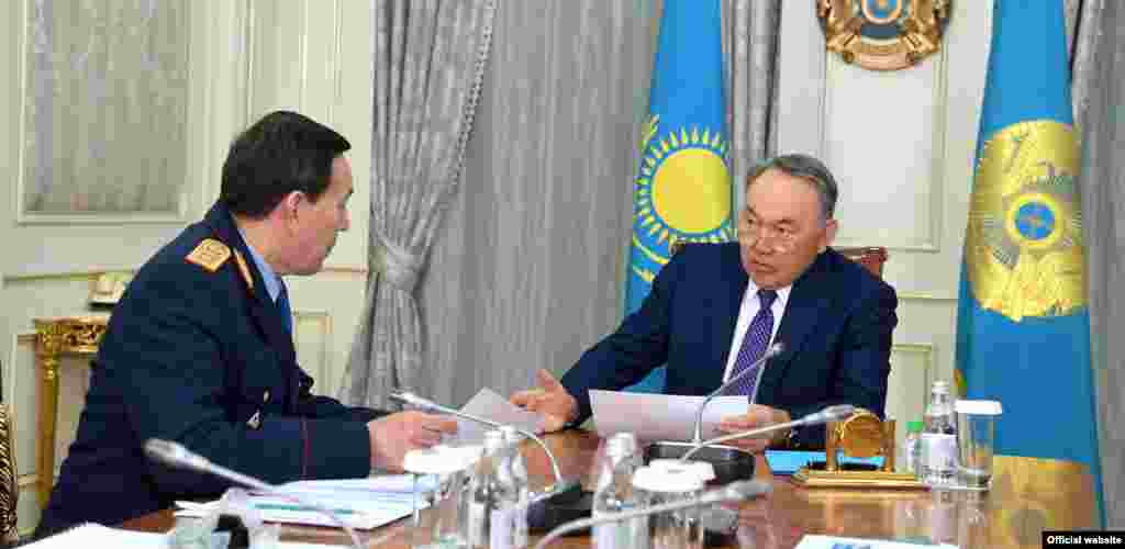 Қазанның 5-інде халыққа жолдауында президент Нұрсұлтан Назарбаев кезекті рет "полицейлер жазалаушы емес, қиын жағдайда адамға қамқор көрсетуші болуы керек" деген. Ол ішкі істер министрлігі қызметкерлерін қайтта аттестациядан өткізу керектігін айтып, "штаттық құрамды оңтайландыруға" шақырған. Дәл осы отырыста Назарбаев Қасымовты "ең тәжірибелі полицей", "адал, ар-ұяты бар адам" деп атады.