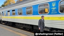 Генеральний директор Міжнародного агентства з атомної енергії (МАГАТЕ) Рафаель Ґроссі біля українського потяга. Фото опубліковане 12 жовтня 2022 року 