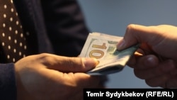 Иллюстративное фото на тему коррупции.