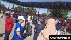 Граждане Таджикистана, застрявшие на казахстанско-узбекской границе, 19 июня 2020 года