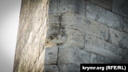 Каменная кладка обелиска на горе Митридат в Керчи