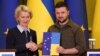 Опитувальник є основою для прийдешнього висновку Єврокомісії щодо заявки України на вступ до ЄС. На фото президент Єврокомісії Урсула фон дер Ляєн в момент передачі президенту України Володимиру Зеленському цього опитувальника. Київ, 8 квітня 2022 року