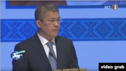 Радий Хәбиров корылтайның пленар утырышында чыгыш ясый 
