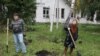 Ольга Романова и её единомышленники решили посадить деревья в честь своих посаженных мужей.