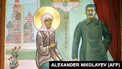 Фрагмент иконы «Матрона и Сталин», которая в 2008 году была в одном из храмов Петербурга. Сюжет иконы построен на легенде о разговоре святой РПЦ Матроны со Сталиным. Инициатор иконы утверждает, что она «канонична, так как обладает всеми атрибутами святого образа»