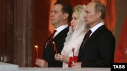 Дмитрий Медведев, Светлана Медведева и Владимир Путин в храме Христа Спасителя