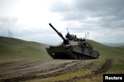 Американський танк Абрамс (M1A2 "Abrams") під час військових маневрів в Грузії. Травень 2016 року