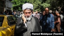 حسین طائب، رئیس سازمان اطلاعات سپاه با توجه به رابطه ویژه‌ای که با رهبر و بیت رهبری دارد، حتی جایگاه فرماندهی سپاه هم را به چالش کشیده است.