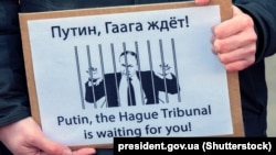 Плакат «Путін, Гаазький трибунал чекає на тебе!» на акціях проти російської агресії проти України. Амстердам, 6 березня 2022 року