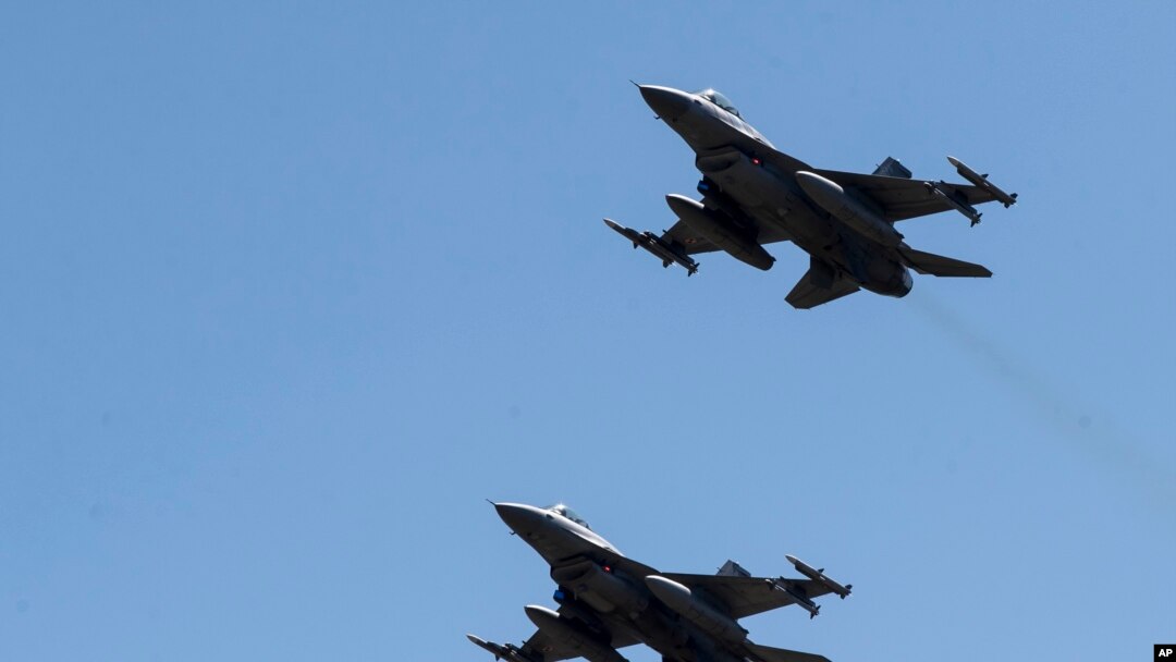 პოლონეთის შეიარაღებაში მყოფი F-16 ტიპის თვითმფრინავები სამხედრო მანევრების დროს