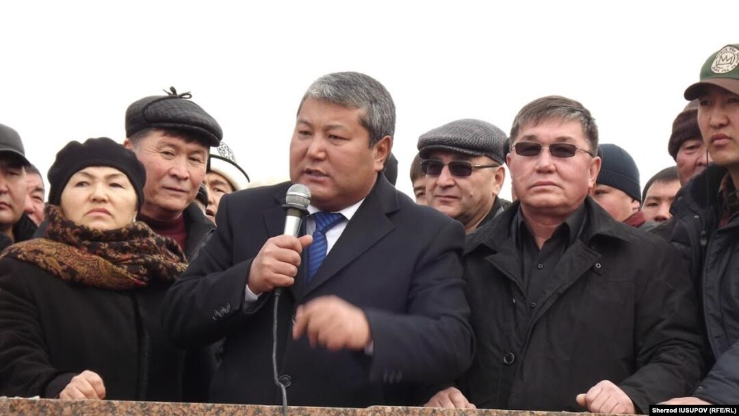 Мелис Мирзақматов 15 январда Ўшда ўтган ўз тарафдорлари митингида нутқ сўзламоқда.