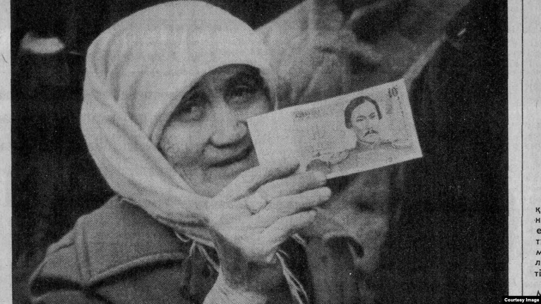 Фото, опубликованное в газете "Егемен Қазақстан" 16 ноября 1993 года.