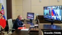Президент РФ Владимир Путин по видеосвязи проводит заседание Совета безопасности (архив)