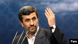 محمود احمدی نژاد می گوید خود سرپرستی وزارت نفت را برعهده گرفته است