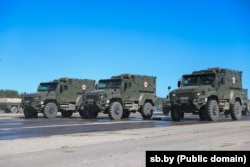 Фото з репетиції параду 9 травня на аеродромі Липки під Мінськом. Видно автомобілі «Лінза» з розмитими номерними знаками. Білорусь, 3 квітня 2025 року