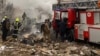 Рятувальники працюють на місці ракетного удару по Полтаві, 1 лютого 2025 року. Фото ілюстративне