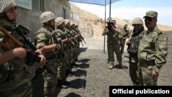 Ադրբեջանի պաշտպանության նախարար Զաքիր Հասանովը շփման գծի մոտակայքում տեղակայված զորամասերից մեկում, արխիվ