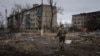 Український військовий у прифронтовому місті Вугледар, 25 лютого 2023 року