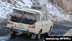 Местные жители приезжают на месторождения даже на легковых автомобилях, в которые грузят по тонне-полторы угля.