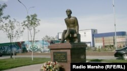 Нохчийчоь -- Нохчийчохь Лермонтовн цIарахчу театран хьалха хIоттийна долу тIулган сурт. 20Манг2012