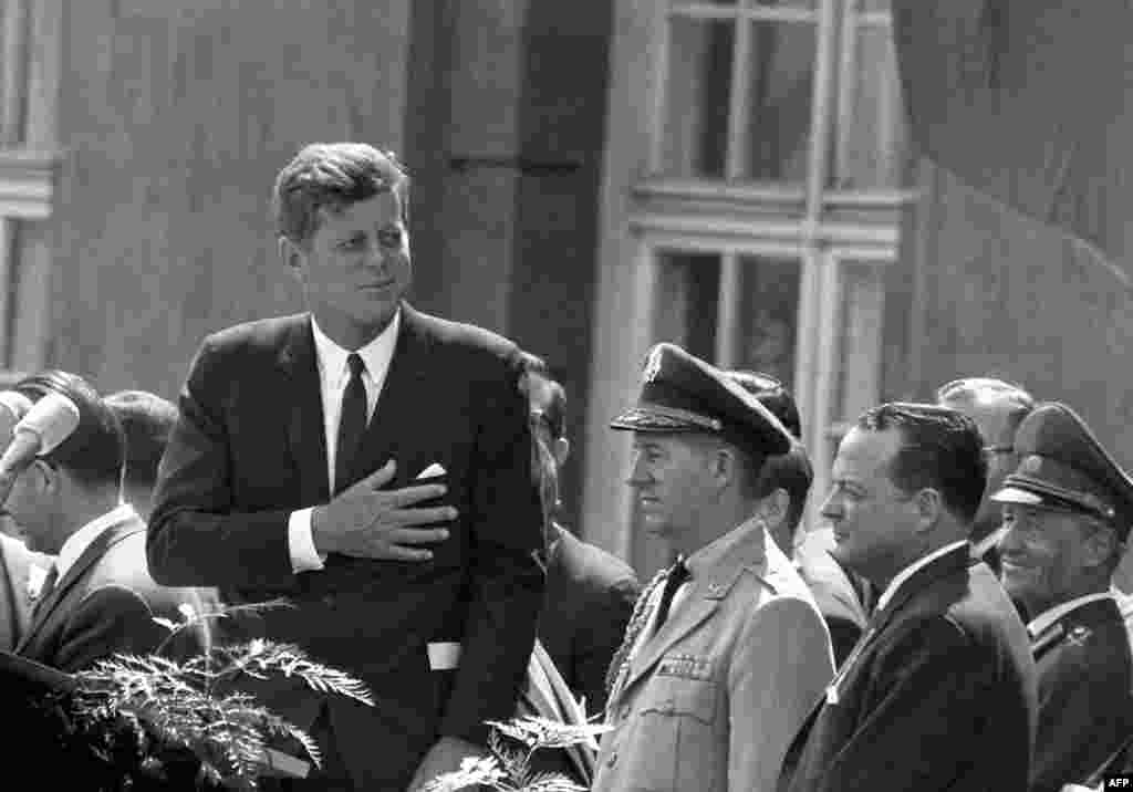 Президент Кеннеди выступает в Берлине 26 июня 1963 года. Эту речь назовут исторической, а его фраза &quot;Ich bin ein Berliner&quot;, сказанная в знак сочувствия в живущим в разделенном городе людям, станет крылатой.