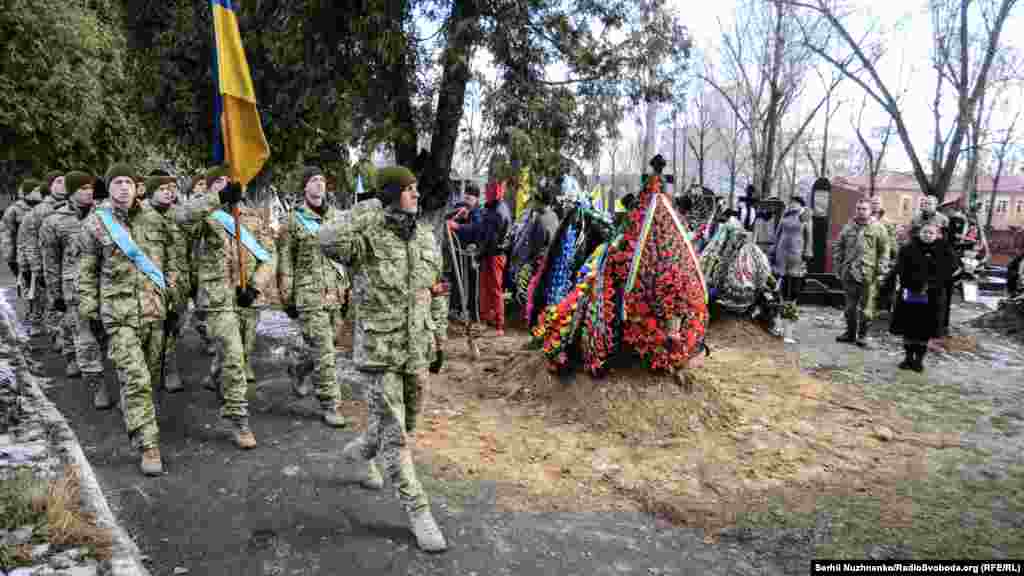 Почесна варта віддає останню честь загиблому. Сергію Рубанчикову було 36 років