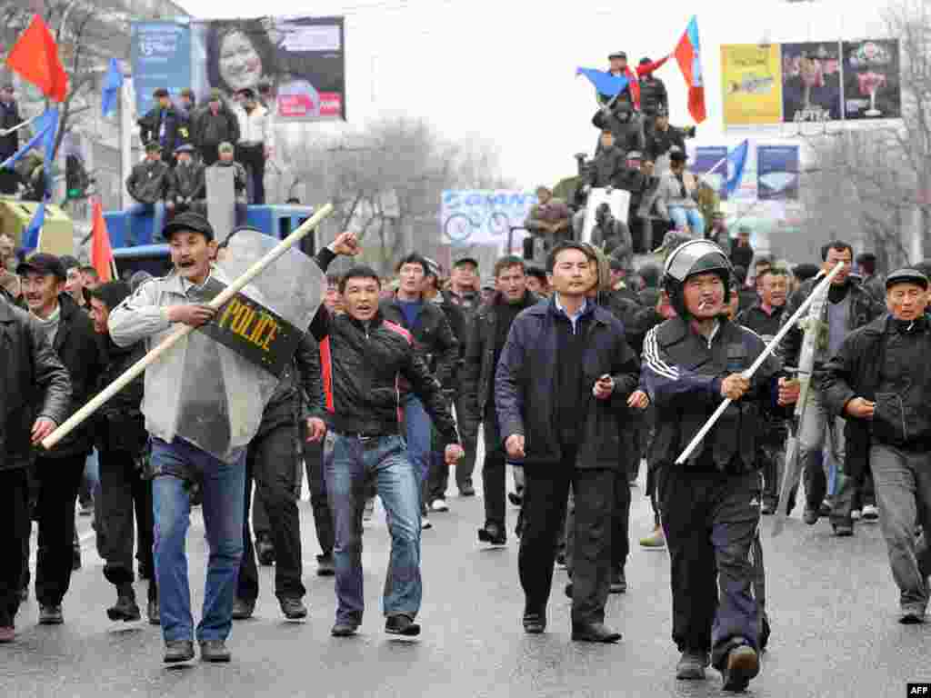 7 апреля 2010 года. Люди направляются к Белому дому. 