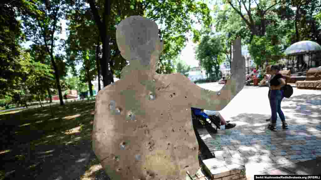 Силуэты размещены на Михайловской площади, набережной Днепра, Почтовой площади, в парках имени Петра Сагайдачного и Тараса Шевченко, на Майдане Независимости и возле станций метро «Олимпийская», «Льва Толстого», «Крещатик», «Арсенальная», «Золотые ворота», «Дворец спорта», «Почтовая площадь», «Контрактовая площадь»