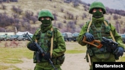 Російські спецназівці і техніка без пізнавальних знаків блокують військову частину ЗСУ в Криму. Перевальне, 5 березня 2014 року 