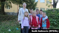 Učenici i učiteljica u školi u Sasama