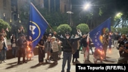დემონსტრანტმა „ქართული ოცნების“ დროშები დაწვა.