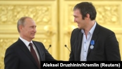 Ресей президенті Владимир Путин (сол жақта) және хокейші Алексадр Овечкин. 2014 жыл. 