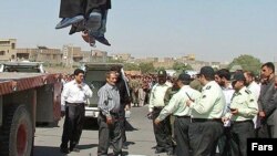 ۱۷ نفر از افراد اعدام شده در استان خراسان رضوی و چهار نفر ديگر در استان فارس به دار آويخته شدند.
