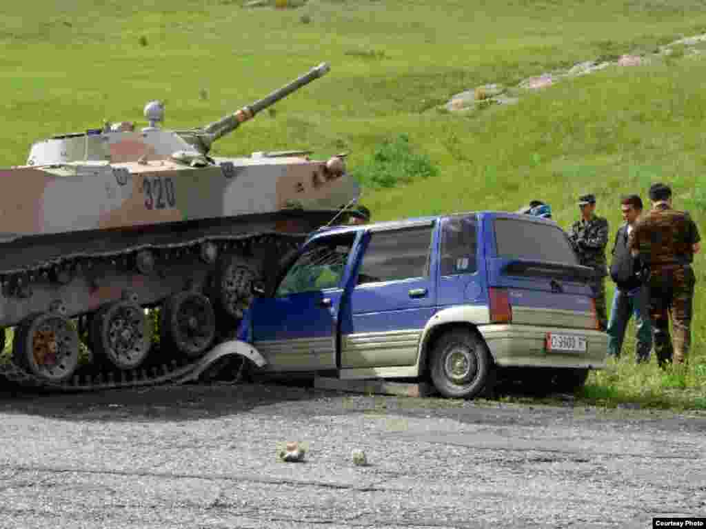 2 июня 2012 года при выводе военной техники узбекских вооруженных сил из анклава Сох в Узбекистан раздавил автомобиль гражданина Кыргызстана.
