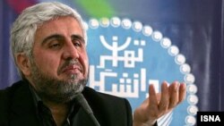 فرهاد رهبر می‌گوید که به مسئله برکناریش اهمیت نمی‌دهد.