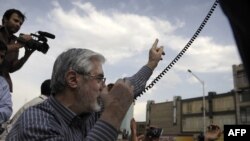 میرحسین موسوی در راهپیمایی مسالمت‌آمیز ۲۵ خرداد تهران
