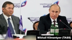 Президент Росії Володимир Путін (праворуч) і його радник Сергій Глазьєв на конференції «Православно-слов’янські цінності – основа цивілізаційного вибору України», організованій проросійською організацією «Український вибір» . Київ, 27 липня 2013 року