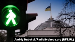 Відповідно до Регламенту Верховної Ради, тепер спікер може підписати закон і відправити його на підпис президентові
