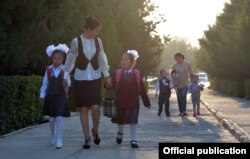 Первоклассники в День знаний. Бишкек, 1 сентября 2020 года.