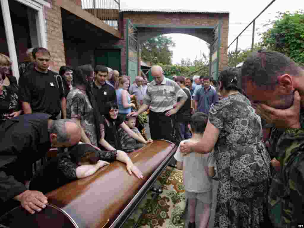 Во время конфликта в Грузии погибли 64 российских военнослужащих, заявил заместитель министра обороны РФ генерал армии Николай Панков в 2009 году. На фото похороны российского военного во Владикаквказе, 12 августа 2008 года