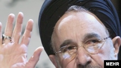 در نخستين سخنرانى انتخاباتى آقاى خاتمى انتقاد از رقيب، وجه منفى و البته ضرورى تبليغات انتخاباتى، حضورى پر رنگ داشت اما از برنامه و مفهوم، وجه مثبت و ايجابى تبليغات انتخاباتى، خبرى نبود.(عکس: مهر)