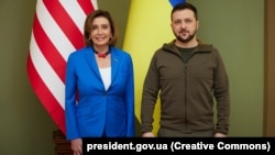 Спікерка нижньої палати Конгресу США Ненсі Пелосі та президент України Володимир Зеленський під час зустрічі в Києві, 30 квітня 2022 року